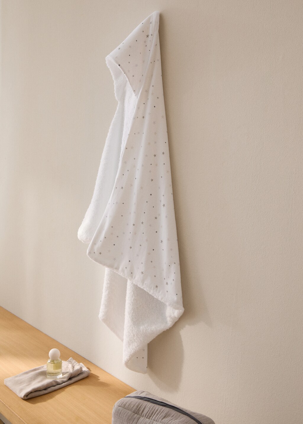 Childrenâs bath cape with star print
