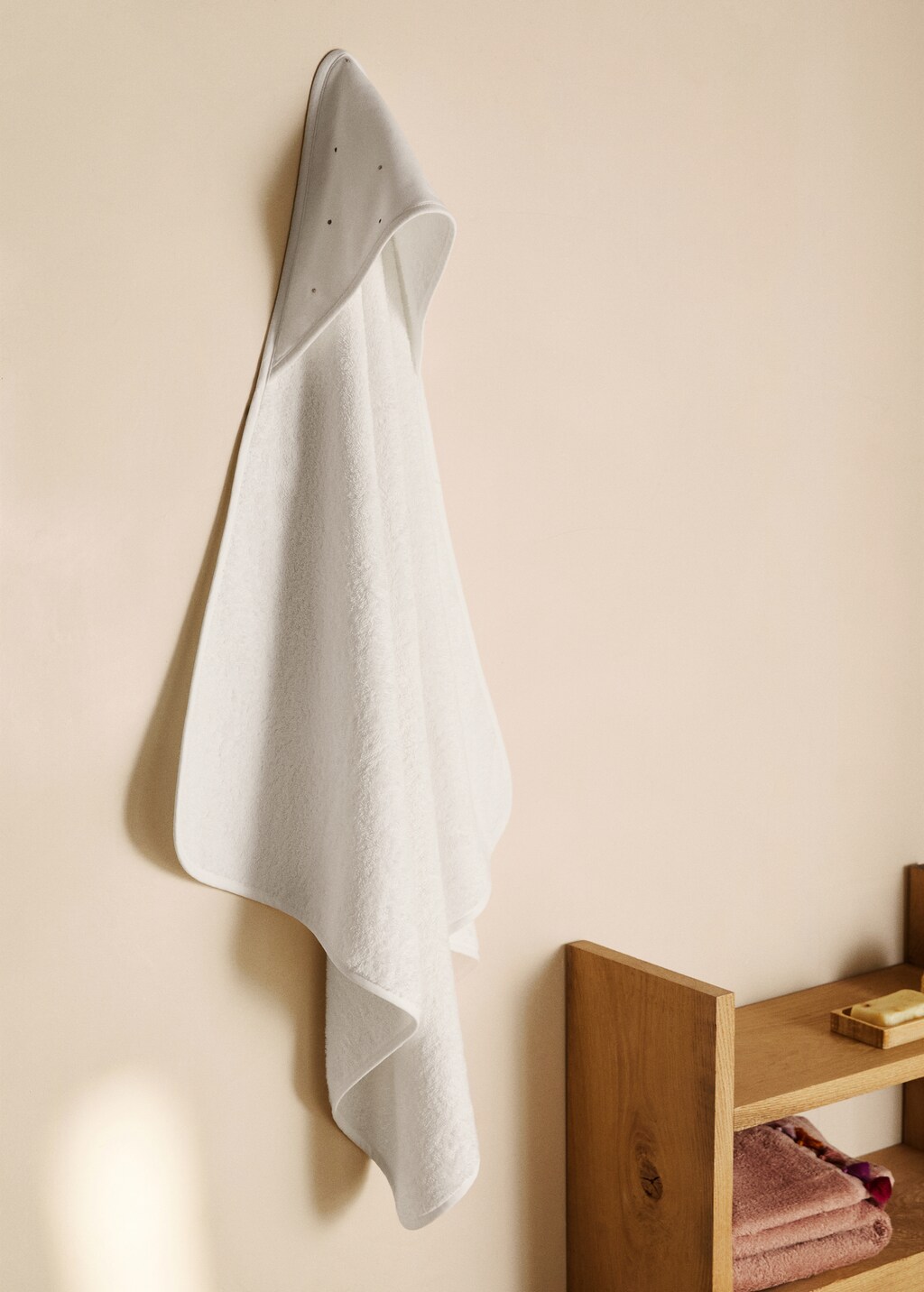 Children's bath towel embroidered with polka dots