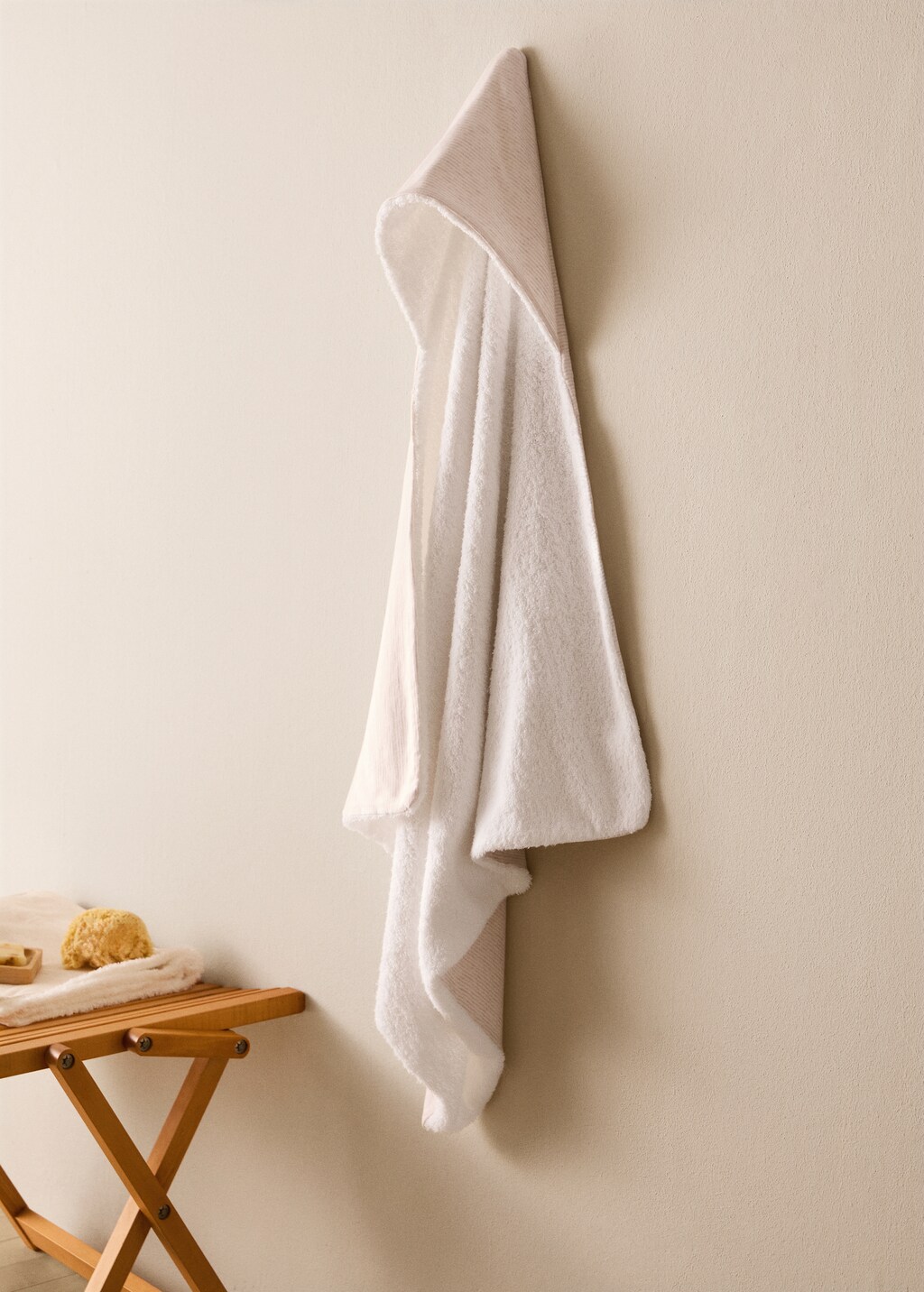 Children's bath towel with two-tone stripes