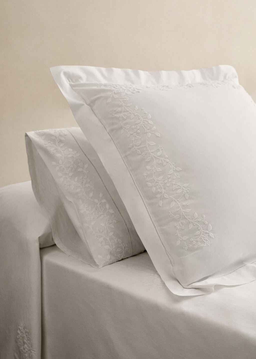Two pillowcases in embroidered floral percale cotton 50x75 cm