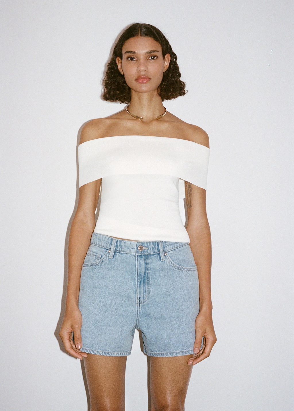 High-waisted straight-fit denim shorts 6 High-waisted straight-fit denim shorts