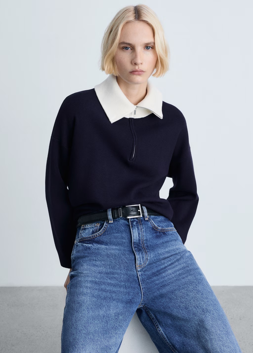 Knitted sweater with contrasting collar