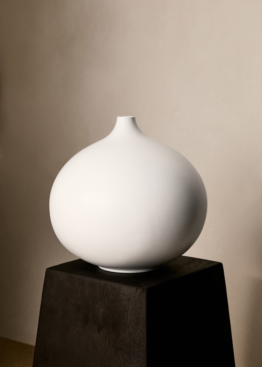 Round earthenware vase