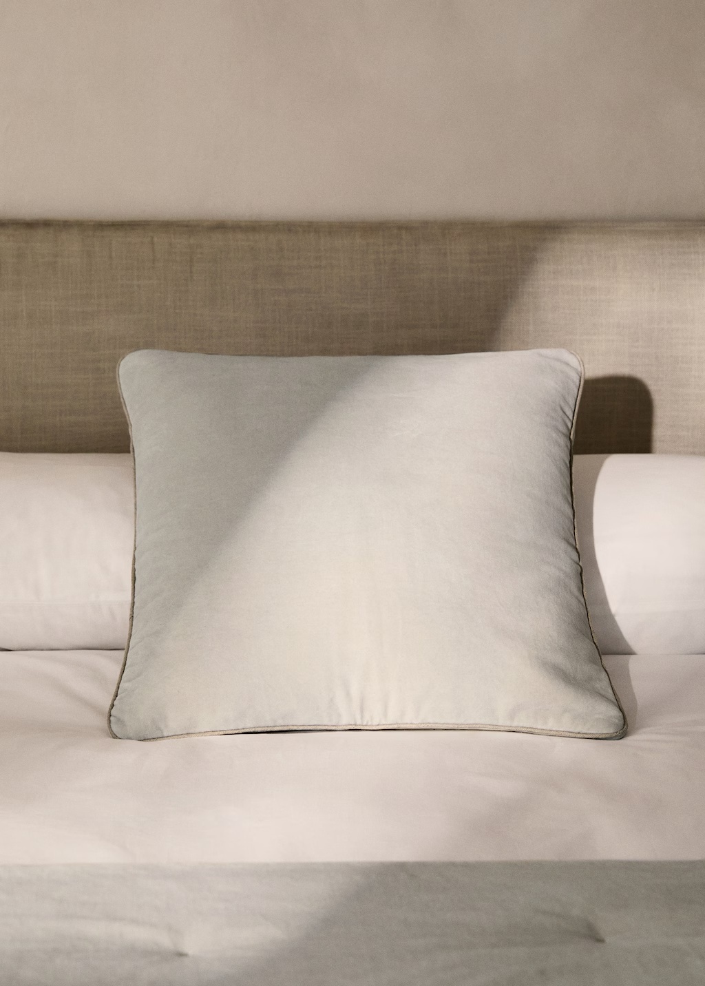 Velvet cushion cover with seam detail 50x50 cm