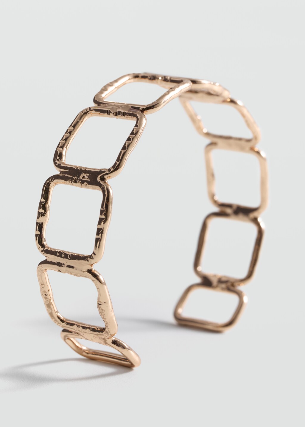 Rigid circle bracelet