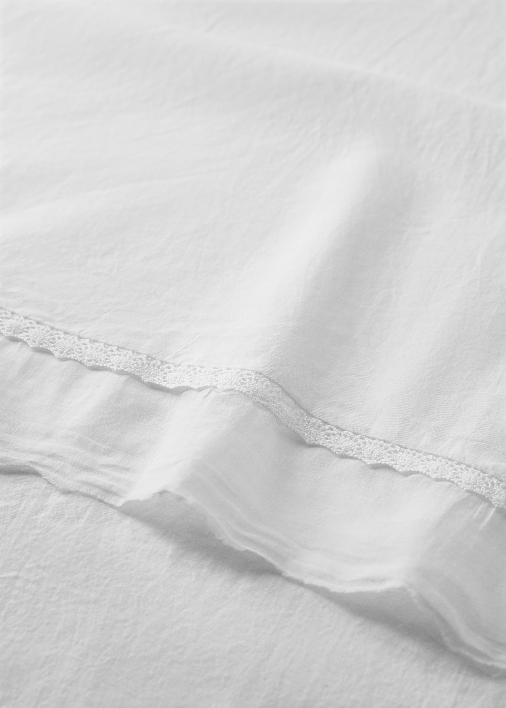 Washed cotton childrenâs top sheet with lace ruffle for 90 cm bed