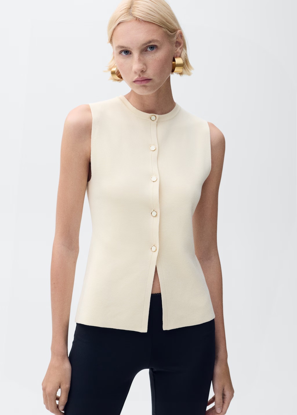 Fine-knit vest with buttons