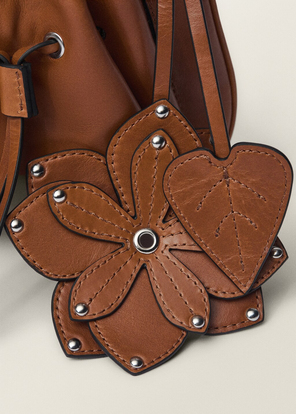 Leather shoulder bag with gathered pockets 6 Leather shoulder bag with gathered pockets