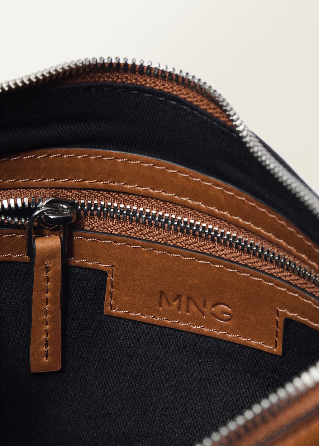 Leather shoulder bag with gathered pockets 7 Leather shoulder bag with gathered pockets